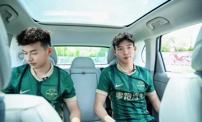 国足当红炸子鸡王钰栋与队友购买新车，听说刚领到驾照？新赛季的中超联赛，王钰栋稳