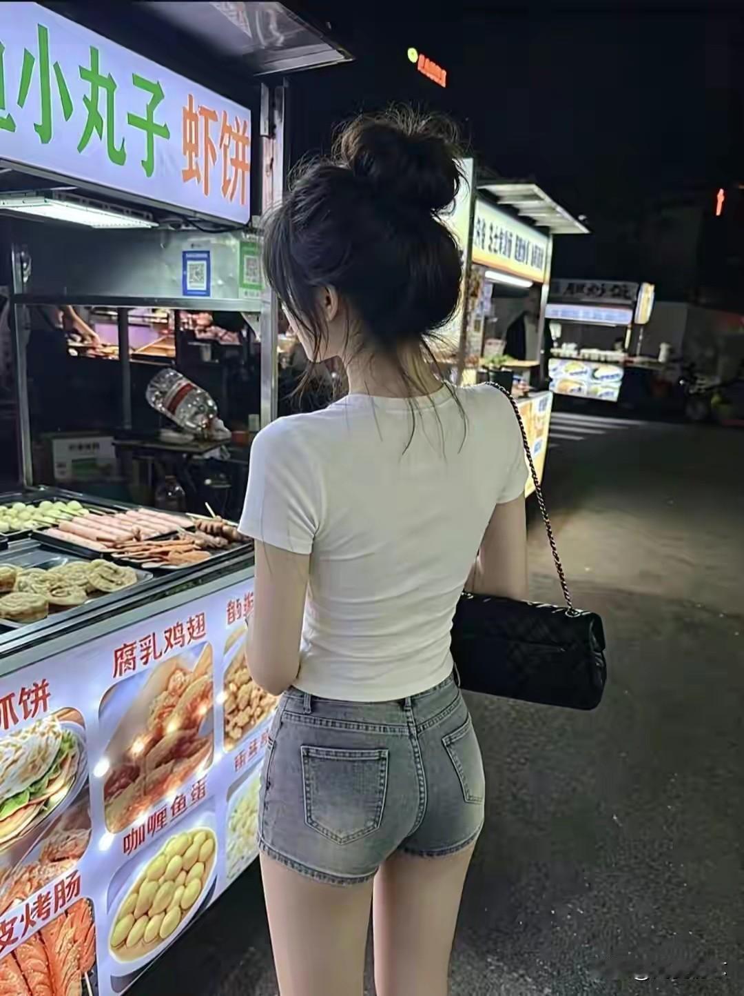 月色下，市井美食香。