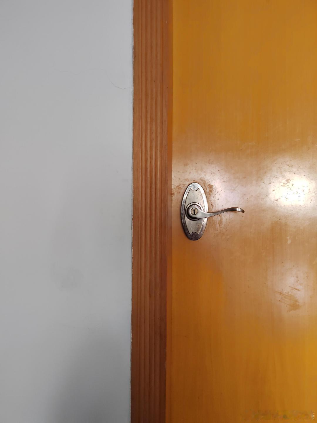 初一的闺女开始关门锁门。