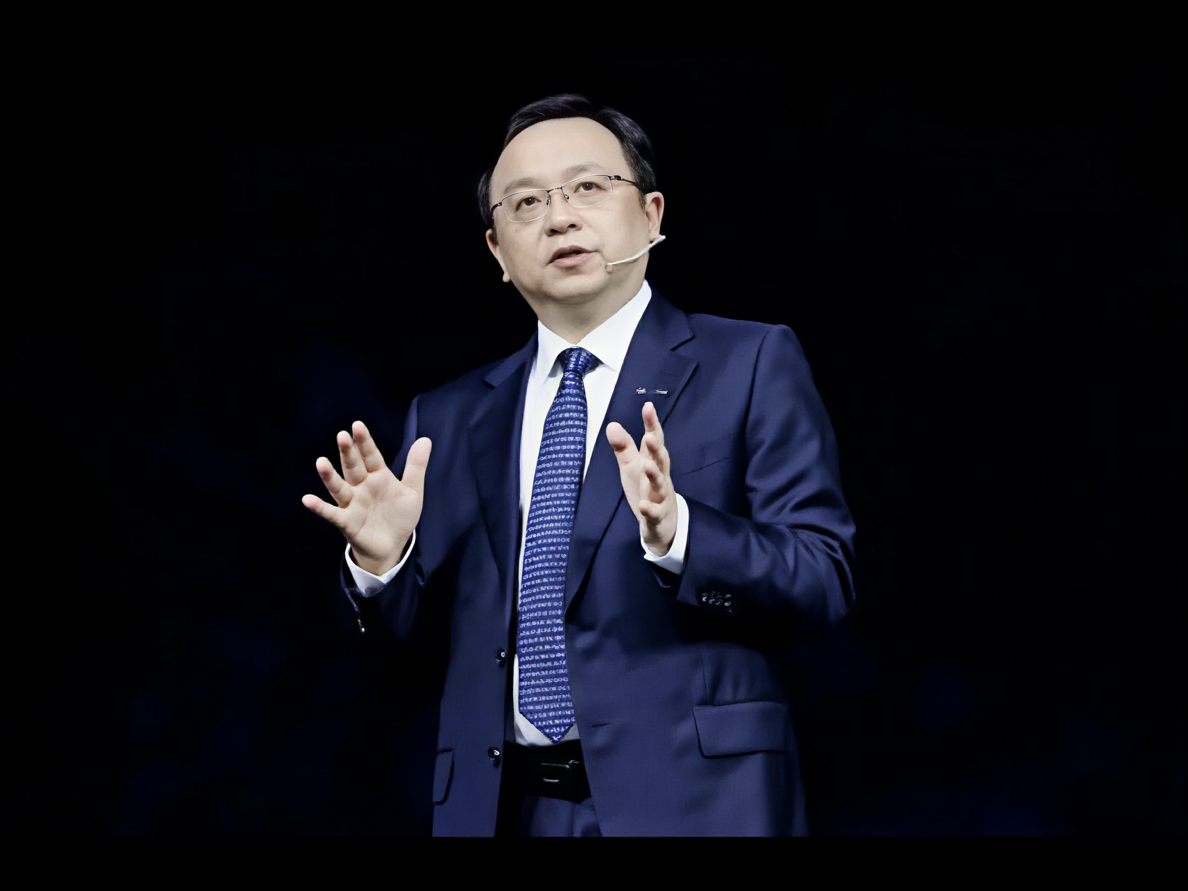 王传福直言:“燃油车退出历史舞台的时间，比大家想象的要快！”，BYD一一把大家最