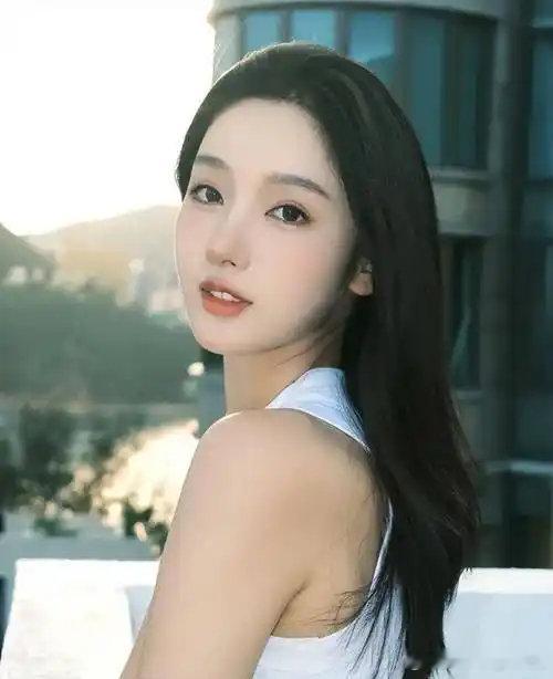 都美竹姐姐没整容前的照片，她全身整容。第一张没整容前，第二张全身整容后！​