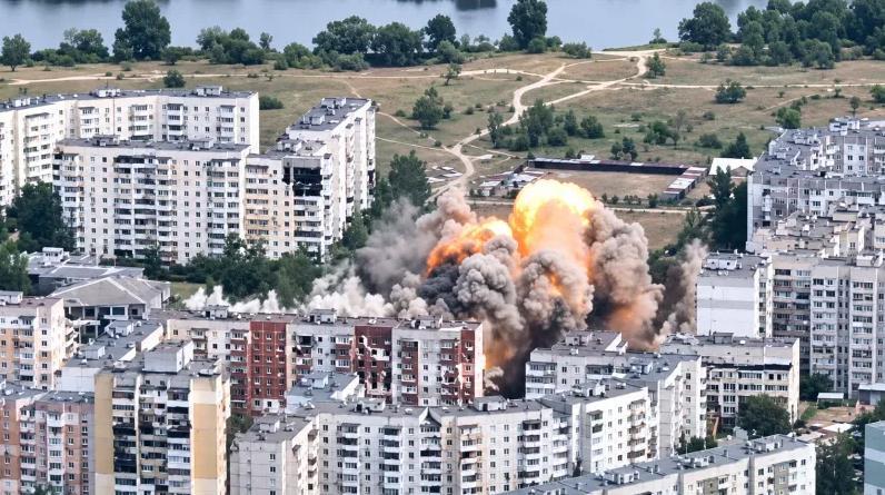 乌军无人机指挥部在赫尔松被俄空天军用FAB3000摧毁又是一起老乡报点的