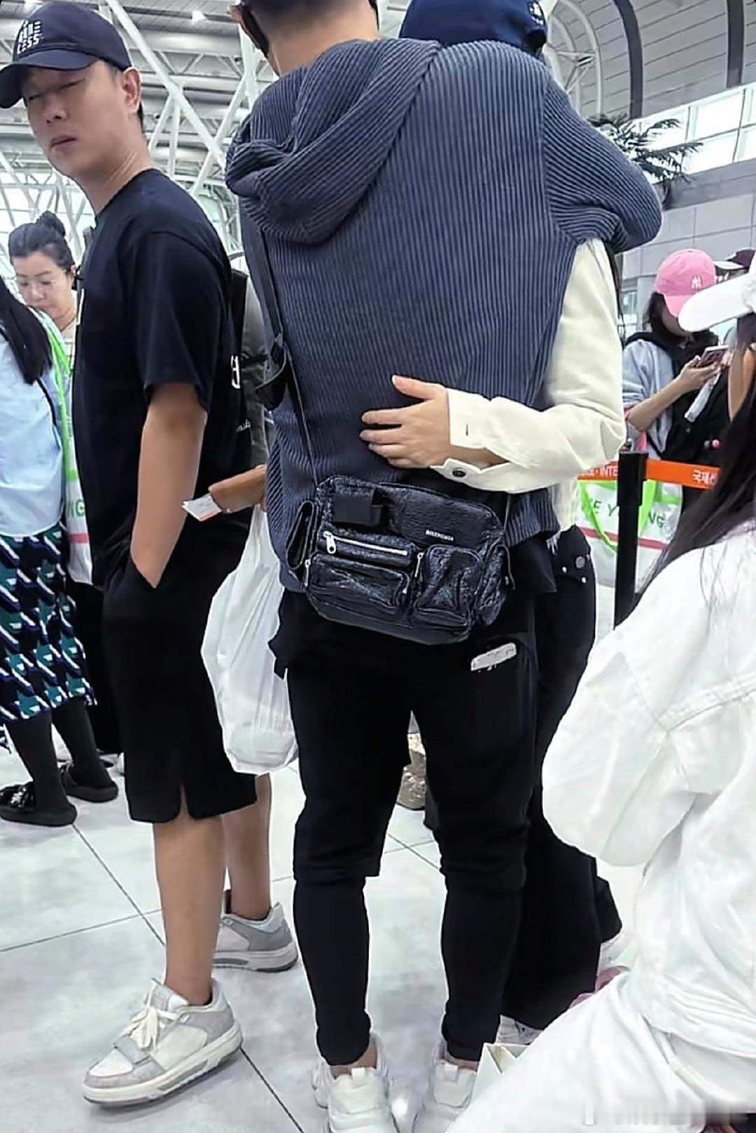 森林北不仅长得好，身材也好，难怪汪峰那么喜欢她！机场里也难舍难分