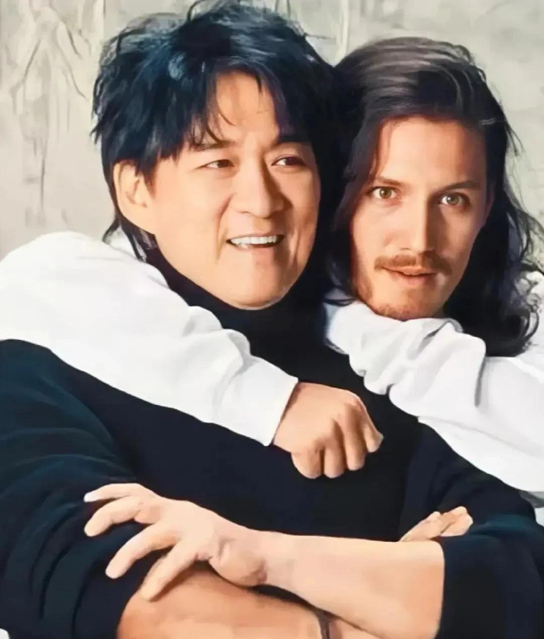 近日，著名歌星周华健混血儿子周厚安结婚照曝光，以前就有媒体爆料过周华健的混血儿周