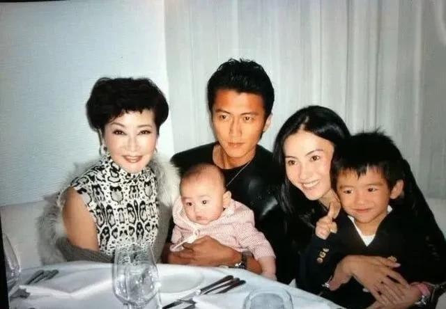 当年，谢霆锋的母亲狄波拉过生日，王菲送她一只手镯，而张柏芝空着手去，但狄波拉看到