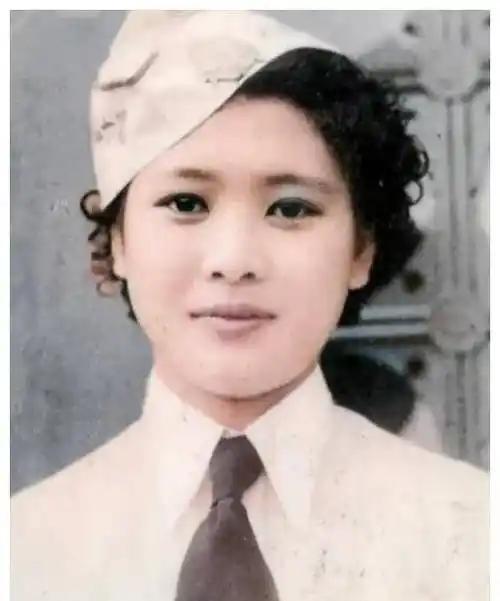 1938年一个深夜，国民党师长范绍增用枪顶着一个女人的头说：“马上离婚嫁给我！”