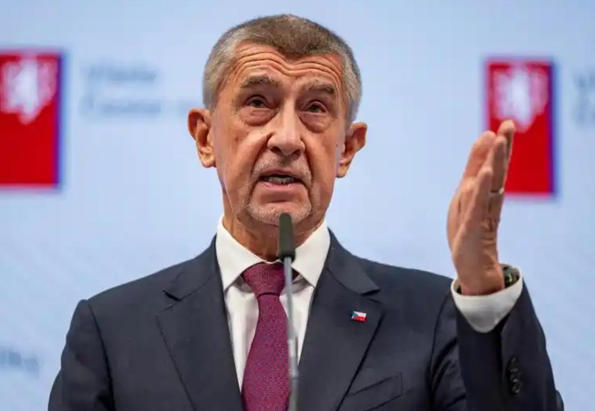 71岁的小国总理好猛！喊话国内亲美派：你们想窜台，我让你们连飞机都登不上！