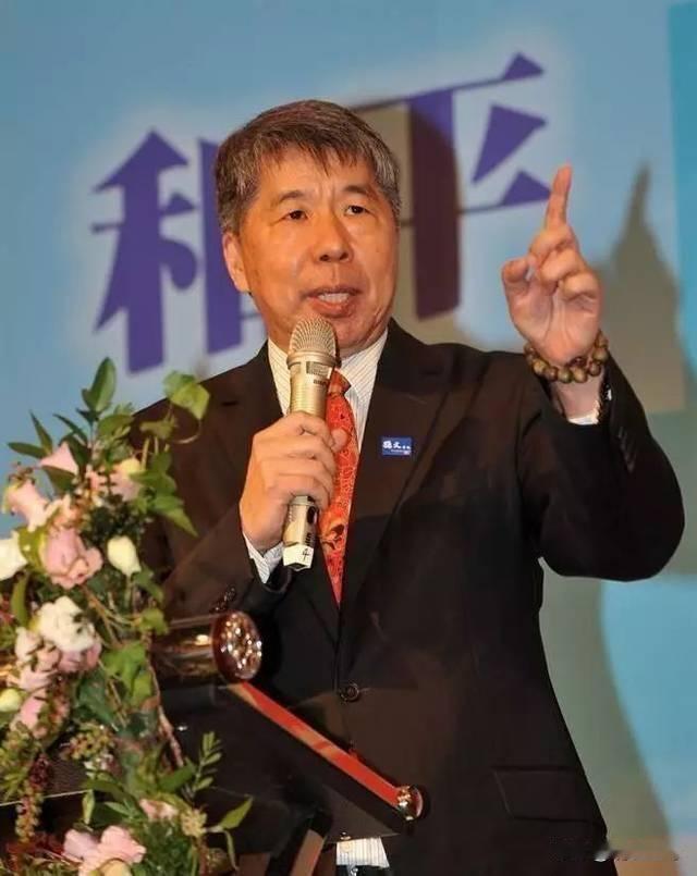 为了争党主席，张亚中开始骂郑丽文和罗智强。张亚中说他们都是国民党那个“酱缸”