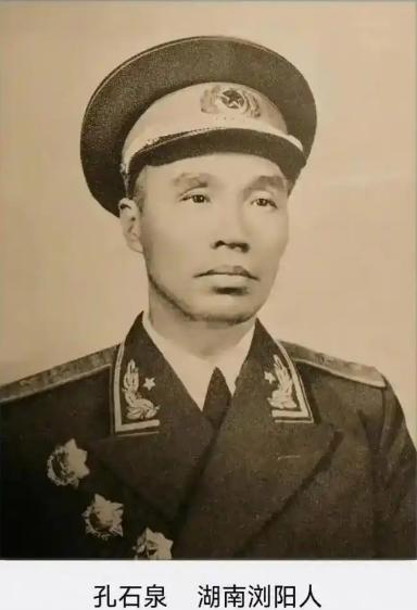 1995年，开国中将孔石泉的大女儿回北京探亲，趁父亲出门的工夫，把老头睡了四十多