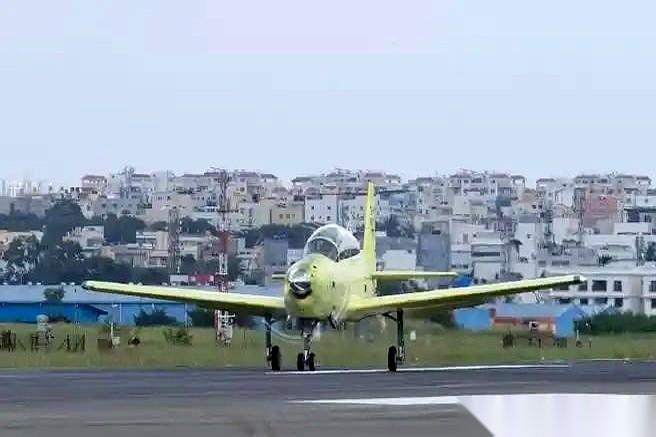9月20日，印度斯坦航空有限公司向印度空军移交了首架HTT-40教练机。印度国