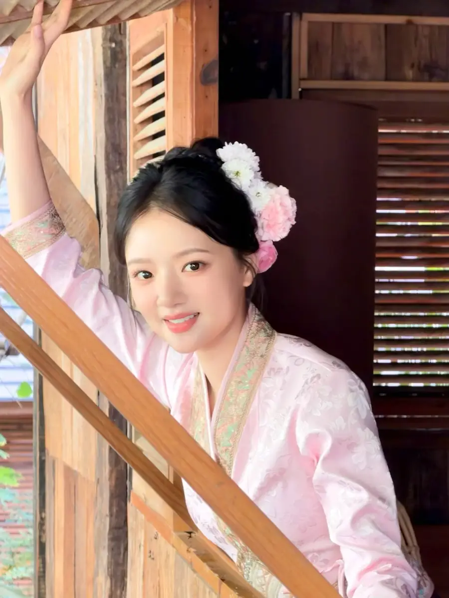 任敏穿傣族服饰清新又典雅站植被中跳舞宛如精灵