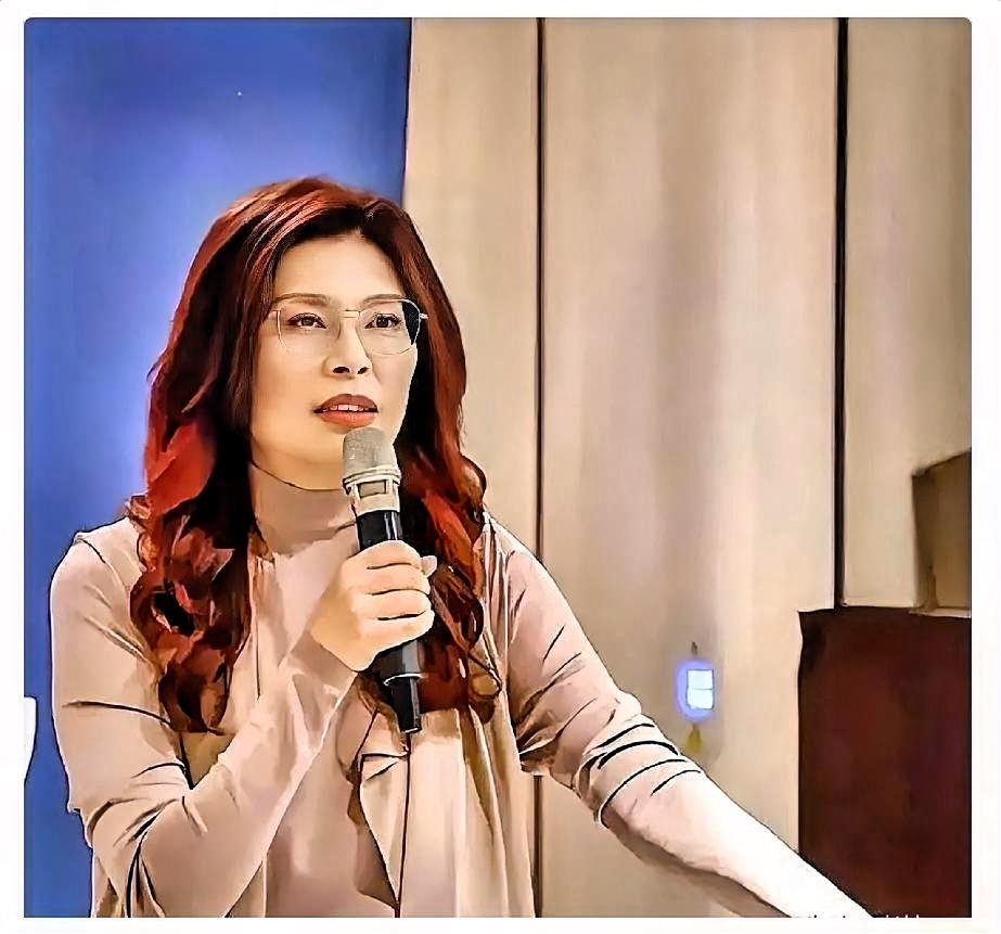 平时看郑丽文的节目，那嘴多厉害啊，辩论都不带磕巴的。按她的绝对口才，今晚欢迎