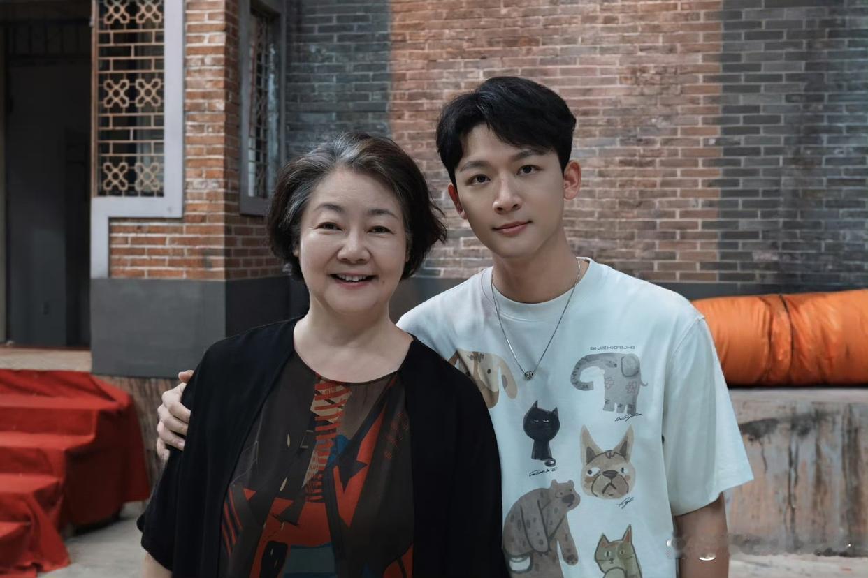 1.任敏和张晚意的年代剧就快开机了，班底不错，还有部青春剧也快开机了，她现在不追