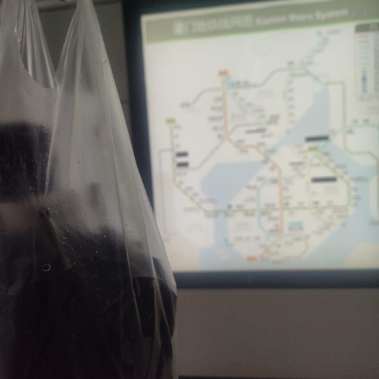 下雨的时候，厦门地铁站都会提供雨伞袋，给乘客方便也给自己方便，毕竟湿漉漉的地面谁