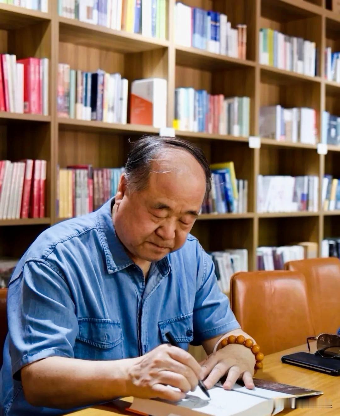 “他用粗粝如土地的语言，撕开了历史的伤口，却让人性的野草在废墟上倔强地生长。”