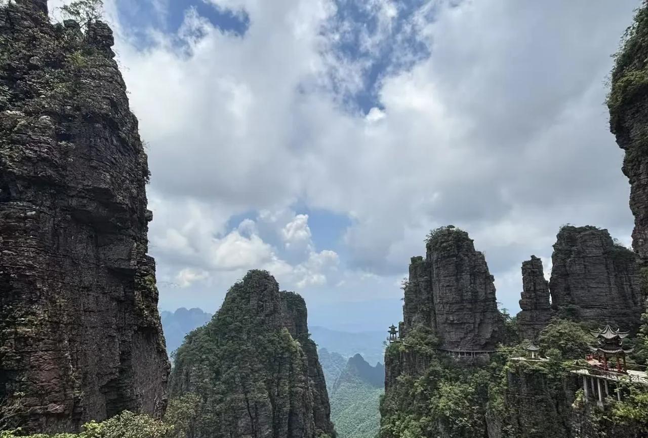 我真觉得我有点不旺人了。大概在三年半以前，我就搬来城中村租房了，当时2楼、4楼