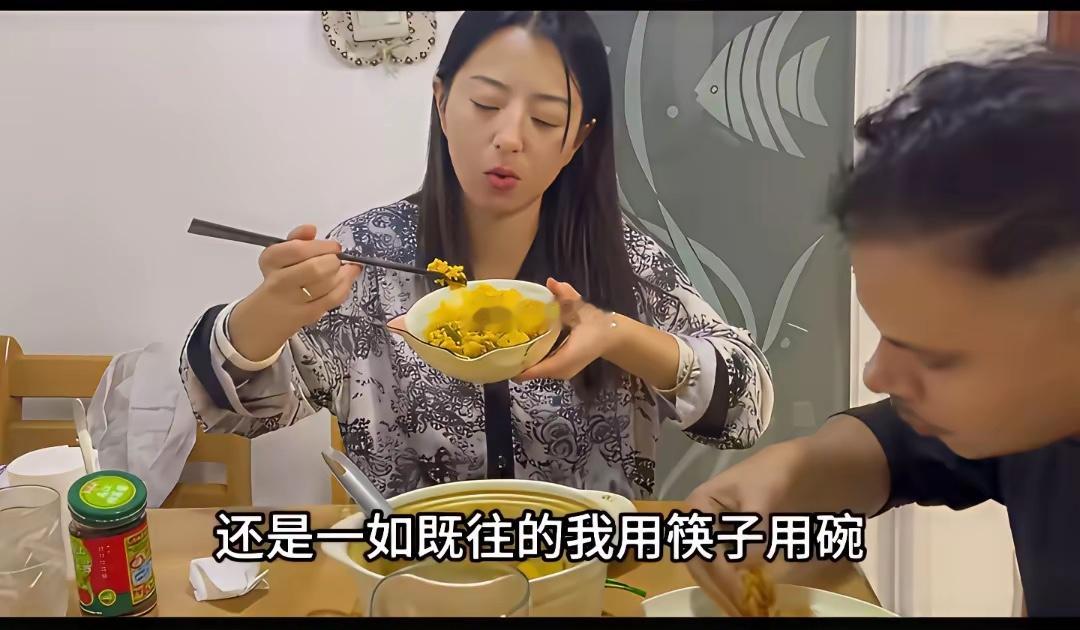 印度媳妇丹丹自己吃饭用筷子，老公用手投喂，看丹丹吃的满脸的幸福。有人却说嫁鸡随鸡