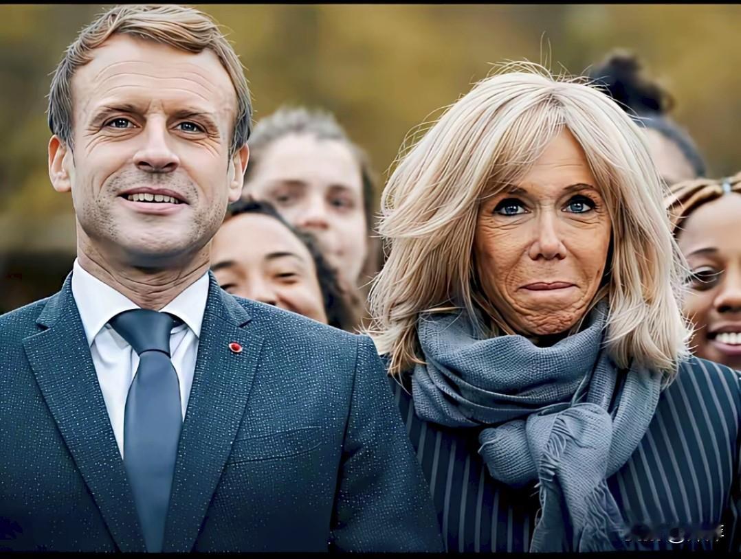 1993年，15岁的马克龙进入亚眠的普罗维登斯中学读书，39岁的布丽吉特是他的戏