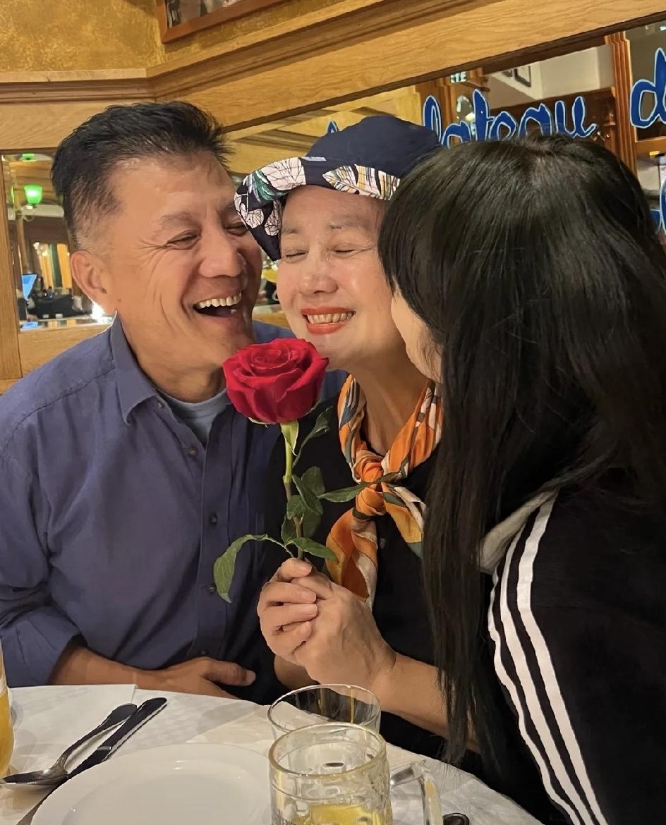 茹萍的重组家庭，真是内娱榜样了。她女儿奚望，非常尊重感恩自己的继父刘之冰，和母