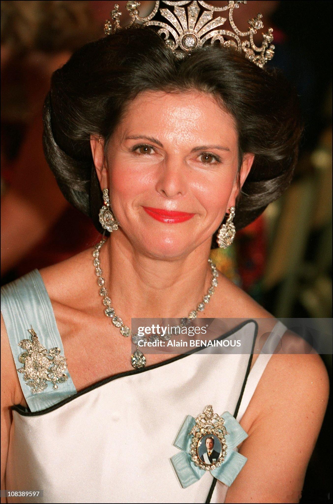 瑞典王室1994年的诺贝尔颁奖典礼，西尔维亚王后穿这件JacquesZehn