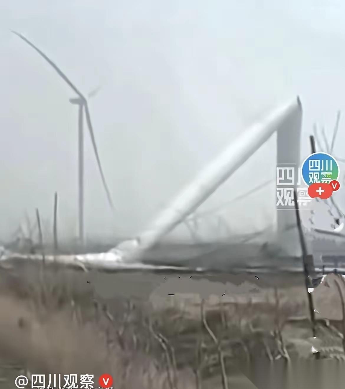 近日，辽宁铁岭夜里刮起7-8级大风，本该靠风发电的风力发电机，居然直接被风吹断塔