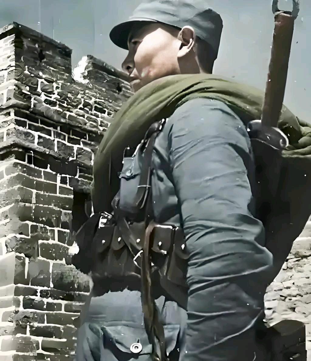 这张照片拍摄于抗战时期，照片中的这名军人是驻守在长城的国民革命军第二十九军大刀队