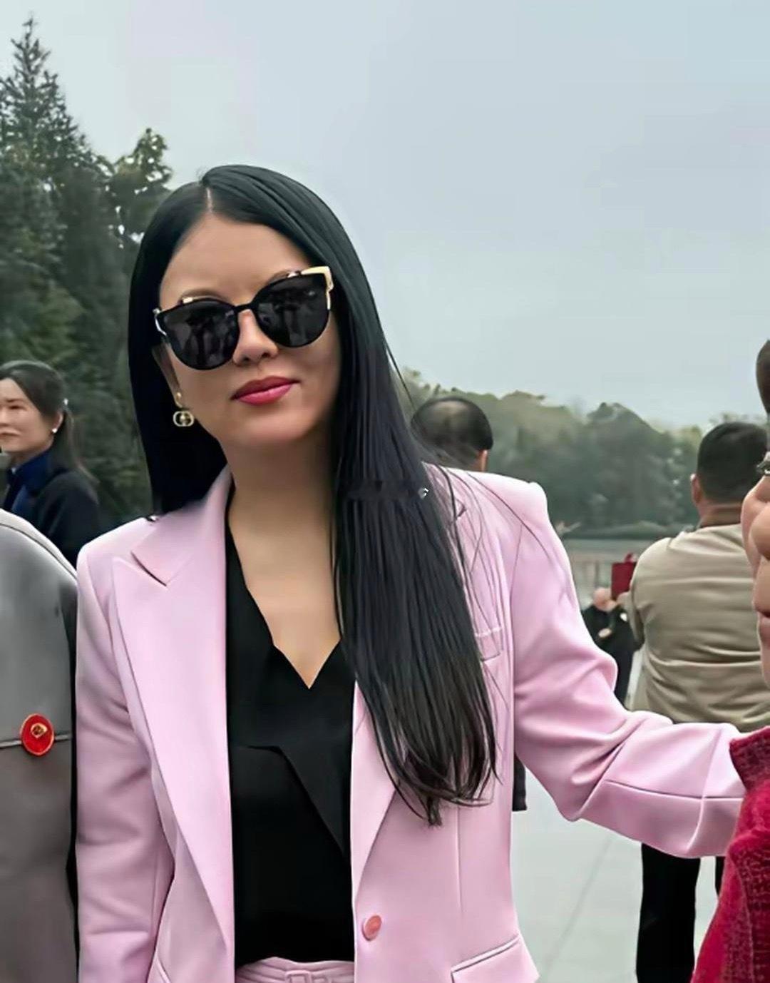 李湘这是咋回事啊居然瘦得换了个人