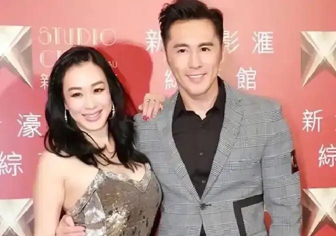 12年差，他们还在吵吵完一起直播，3小时卖空800万。钟丽缇边补妆边吼张伦