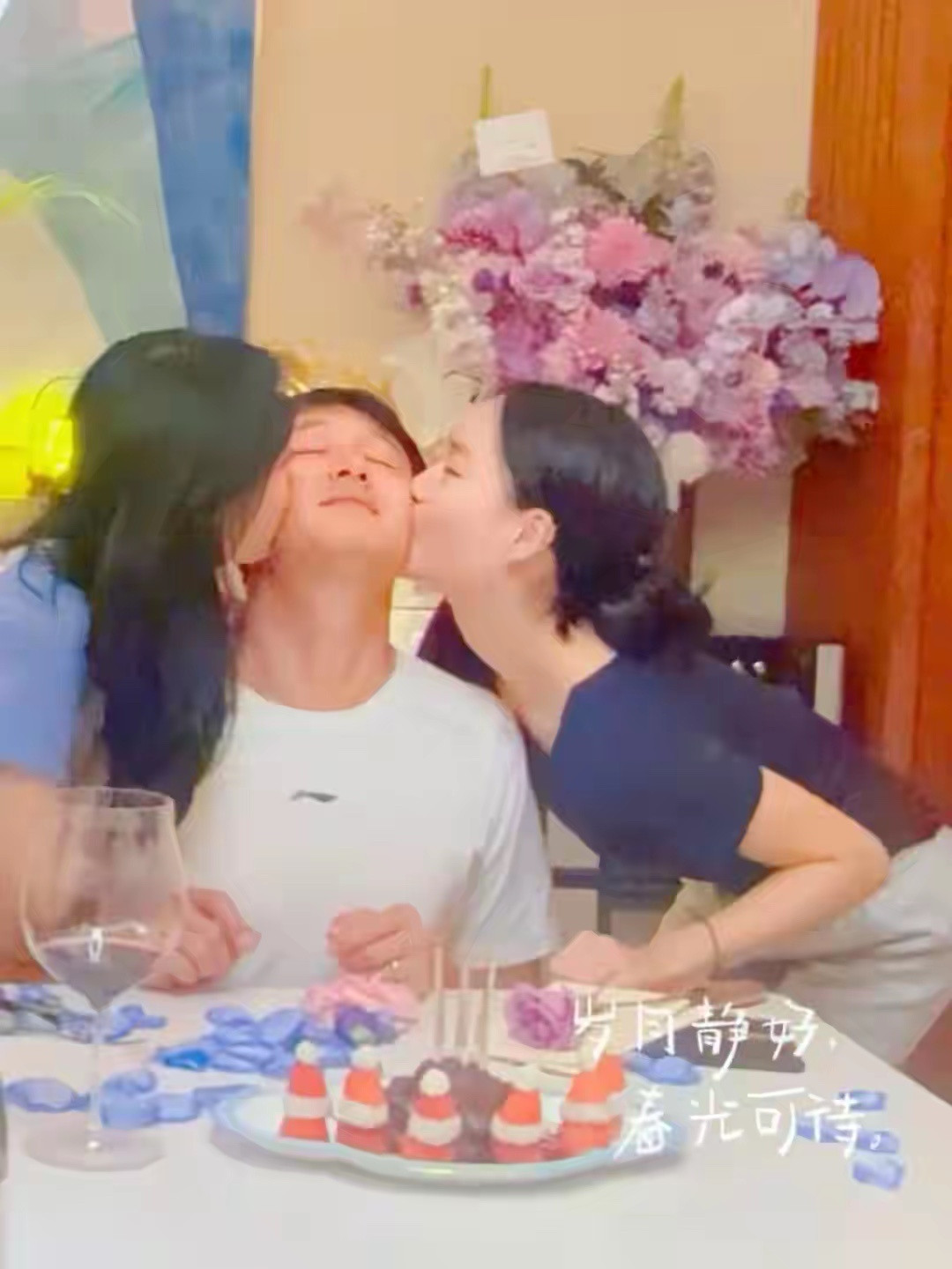 关悦晒家庭日常庆父亲节，佟大为获俩女儿送吻，画面尽显温馨幸福