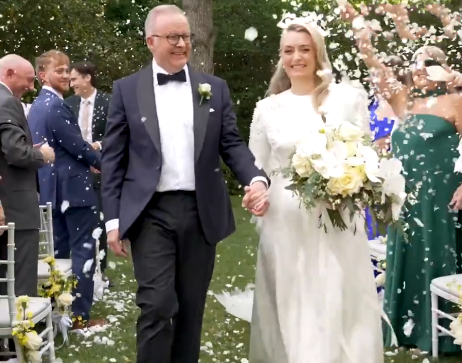 澳总理阿尔巴尼斯晒婚礼照，准新娘穿着白色婚纱美翻了！