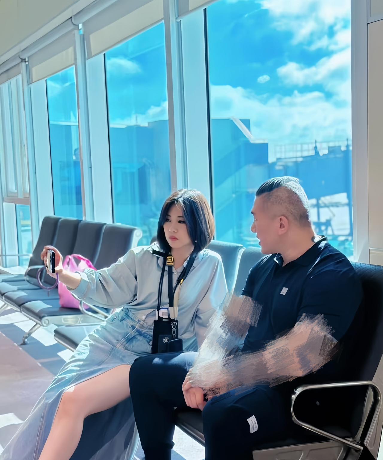 铁汉柔情！终于知道馆长为什么全程带着这个小姐姐了，不是因为她漂亮，也不是为了流