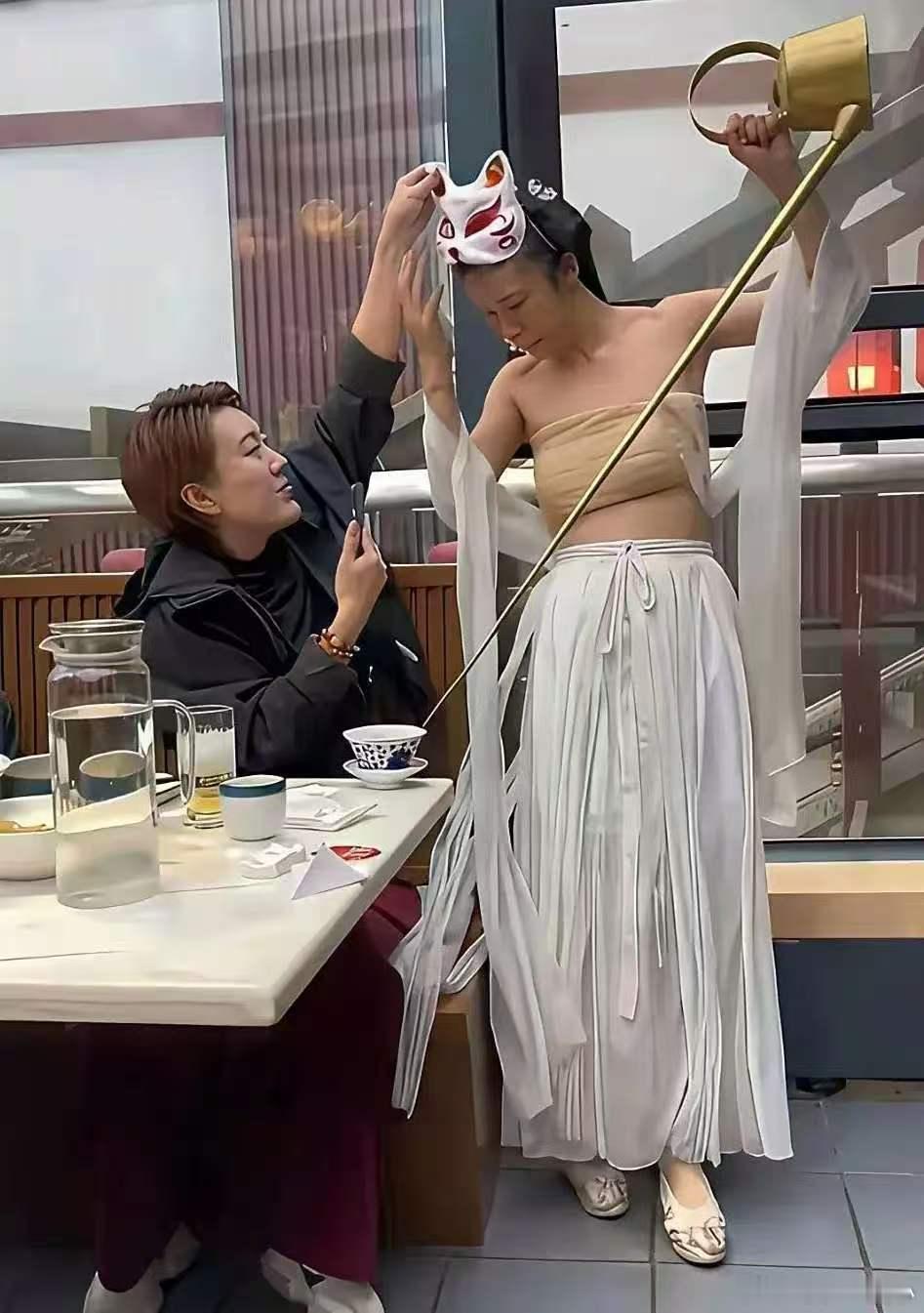 这人太不尊重人了吧，干嘛去揭开人家的面具，讨厌没有边界感的人。