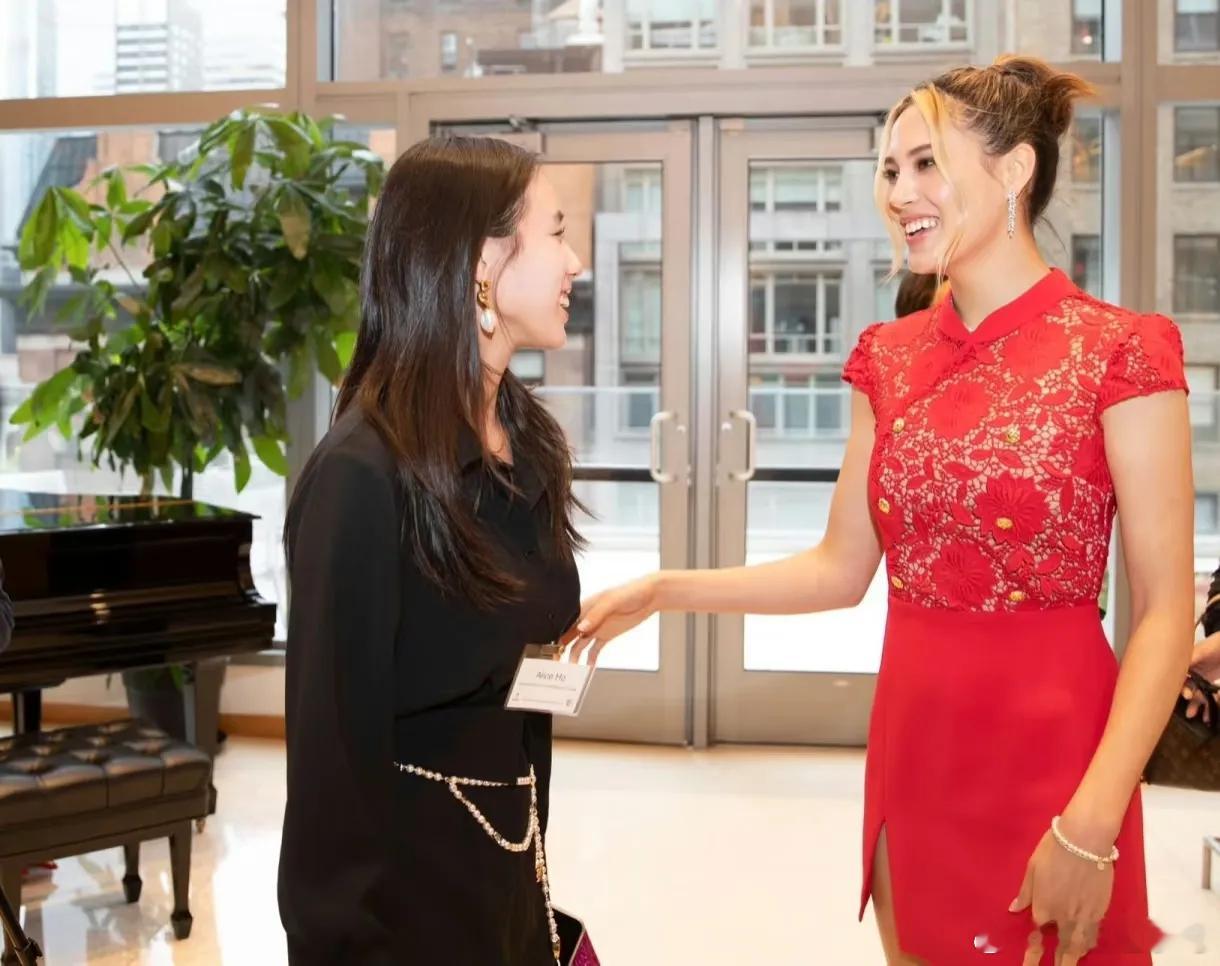 钟丽缇晒全家海边照片，三个女儿身材太好了！Cayla和Jaden的身材居然比大姐