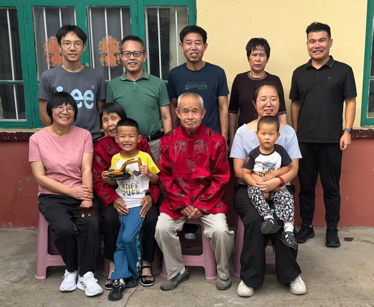 中国急需开发的机器人1、工业机器人2、伺服残疾人的机器人3、高空作业机器人