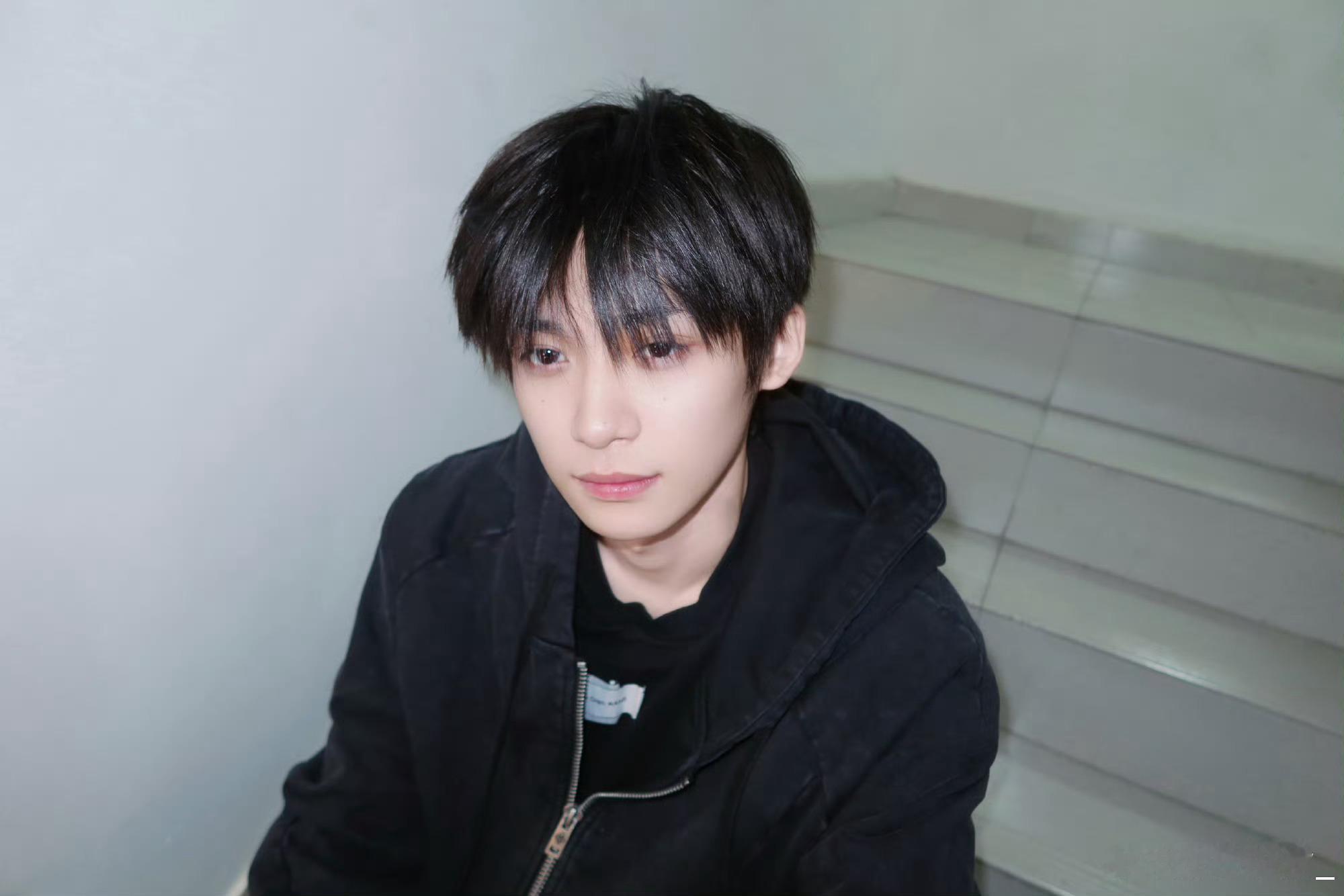 梓渝大鱼体型差梓渝的猫好大只哈哈哈哈哈梓渝晒照营业了，抱着大鱼拍照我真不行了，