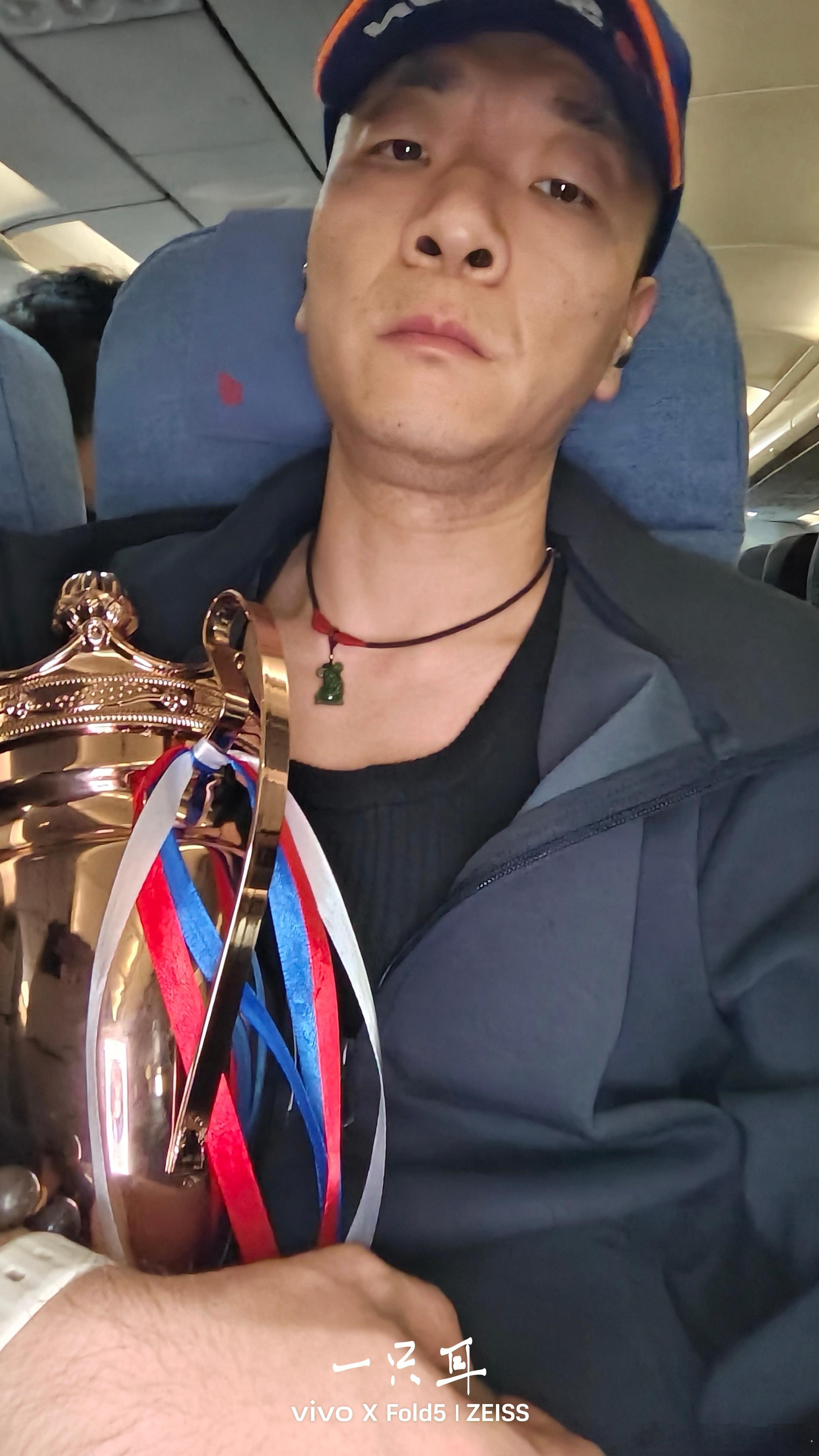 我……抱了一路你们敢信[捂脸哭]多亏飞的快……边上大哥上厕所都小心翼翼[捂脸哭]​
