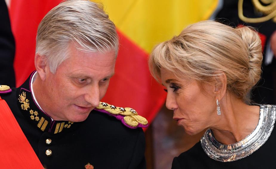 马克龙妻子那么有钱，她也不拉皮她也不整容，任皱纹爬满她的脸。因为她知道，不管怎样