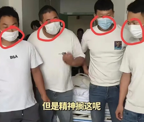 张伟救人时只想着快点拉人上来。他怎么也没料到，事后三人会带着朋友统一穿白