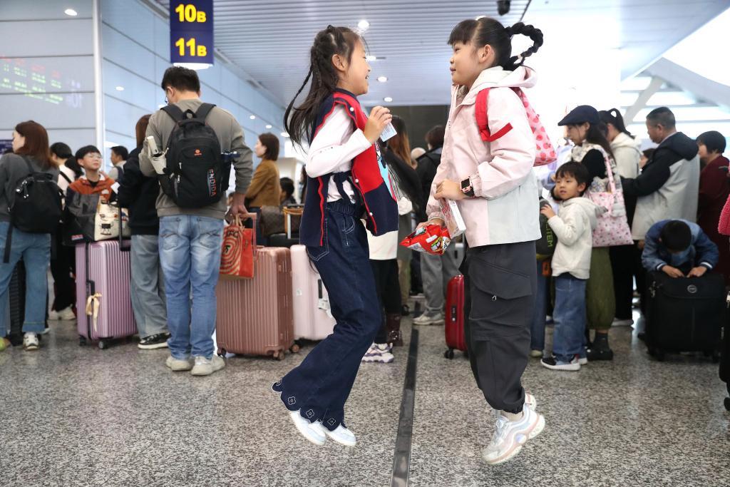 因为学生放假、家长又不同假，别说孩子小，自己不可能单独行动，即使有这个能力，哪个