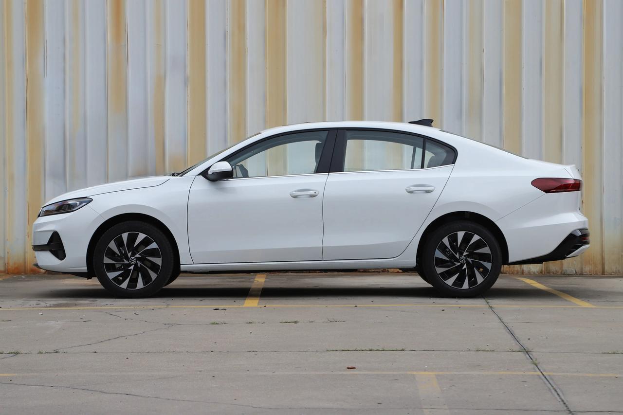 杀红眼了，自动挡7.98万，大众速腾S低价上市。车身尺寸4702x1815x