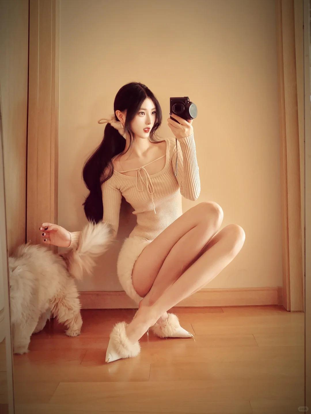 北京兼职平面模特小姐姐，小腿后侧的软窝像小酒窝的雏形，在小腿肚下方浅浅凹陷。踮脚