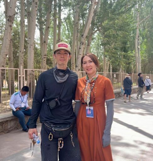 47岁吴建豪在莫高窟游玩被偶遇，他的穿衣打扮酷帅，身材又高又瘦，看起来好年轻​