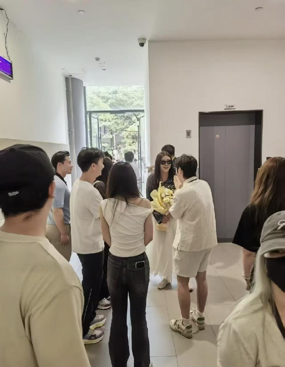 8月14日，王祖贤现身广州天河高塘软件园，戴了墨镜，素颜出镜脸是歪的，左右脸不对