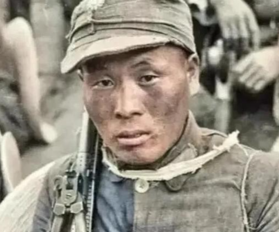 1945年，一名机枪手为了躲避日军，选择绕上山路前进，没想到意外发现100多名正