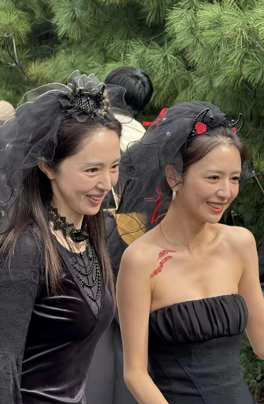 我去，真的简直没想到！董璇电视上那么美，实际上还是有很多皱纹的，不过五官也