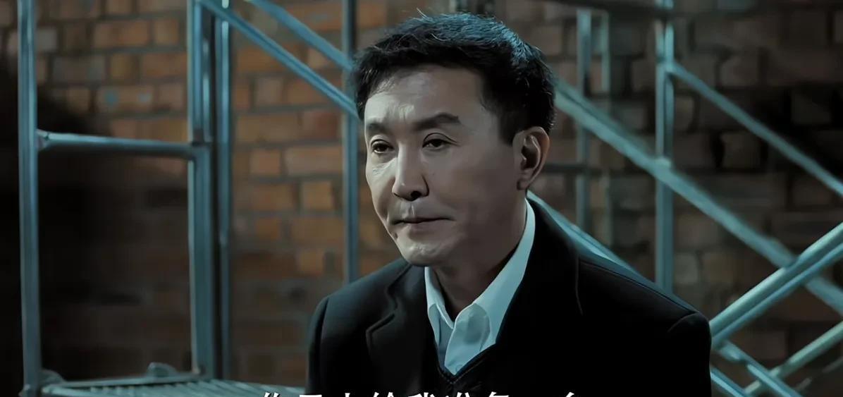 在见到李达康以前，常成虎一直以为自己是黑社会。但是在见到李达康以后，常成虎估计再