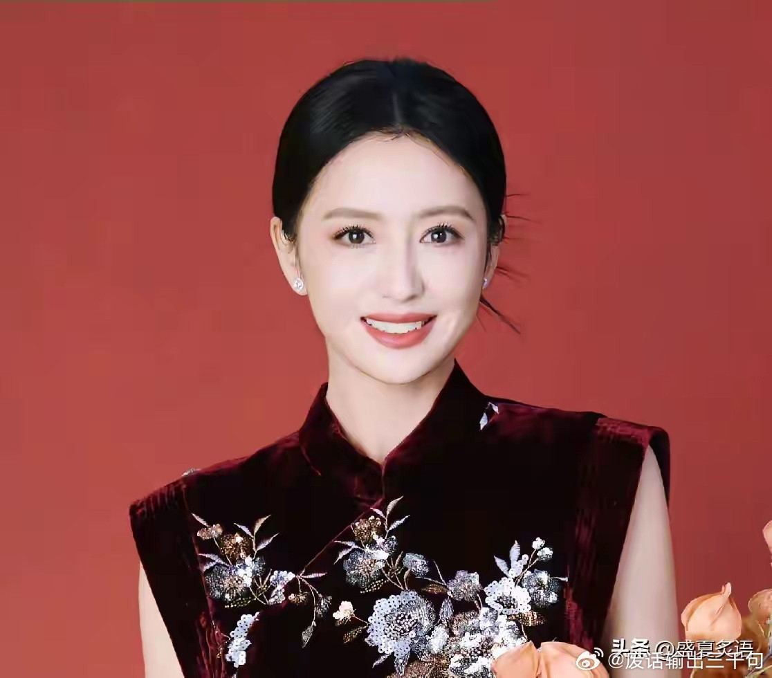 佟丽娅，冲上热搜！4月4日深夜，佟丽娅连夜冲上了高位热搜，不是因为前夫陈思诚，而