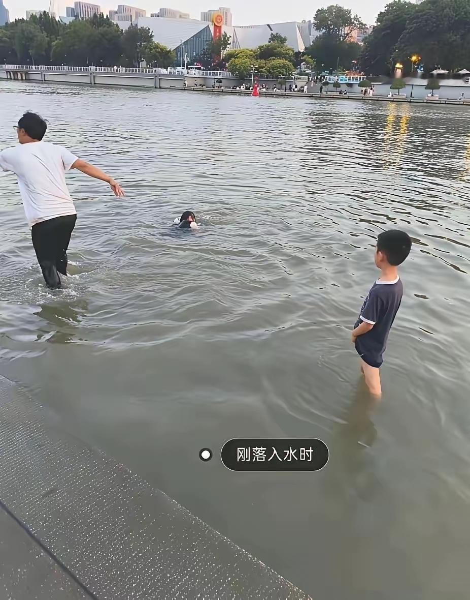 满心欢喜阖家出行游玩，一家四口奔赴天津，返程却只剩下父子二人，这样的变故