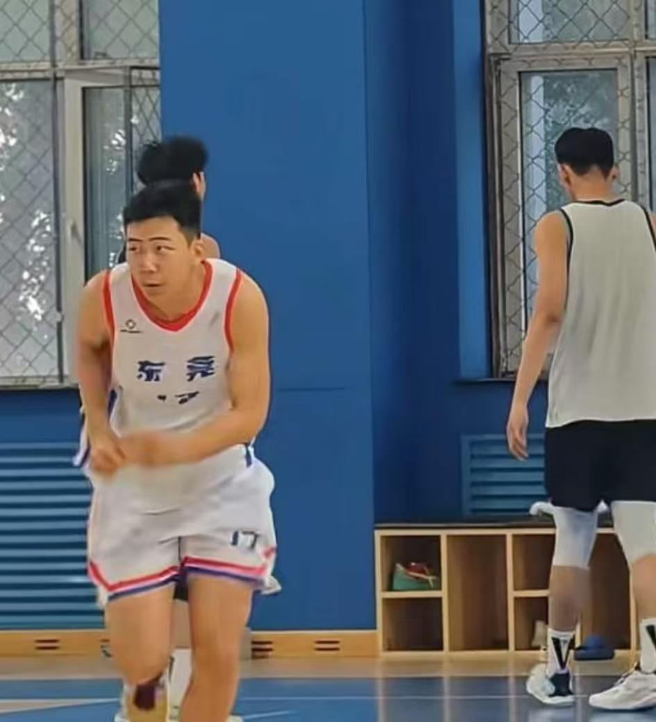 当刘卫霖穿着东莞的球衣出现在辽宁男篮训练馆时，许多辽宁球迷只感觉到了心酸！刘