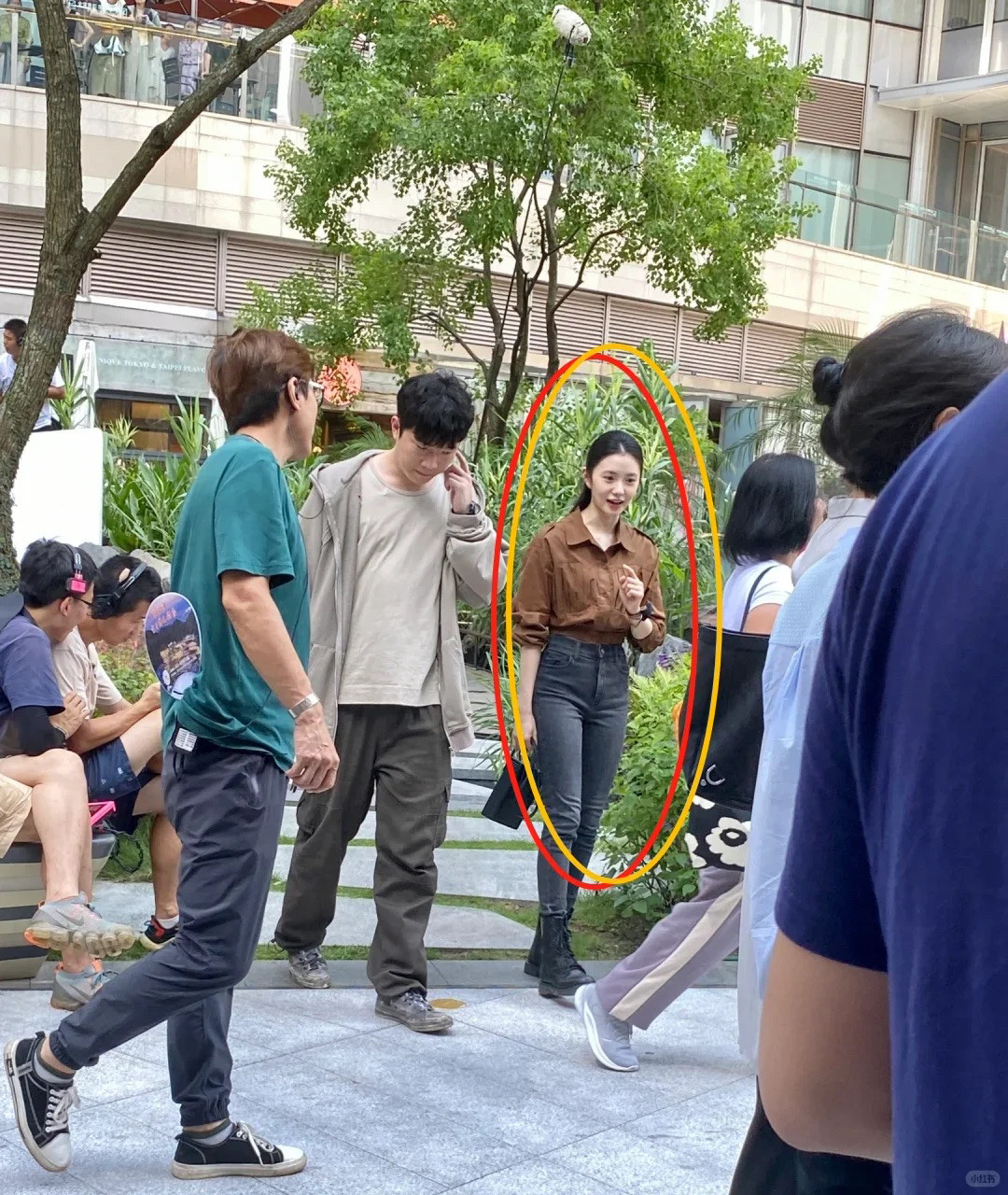 路人镜头中的刘浩存太好看了吧！她的腰身比例很好，这次的搭配也把优点尽显出来了！一件咖色的衬衫，塞衣角